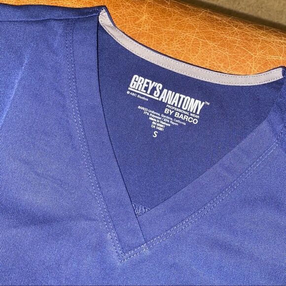 NWT Grey’s Anatomy Scrub Top - Picture 3 of 3